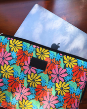 Zeus Macbook Sleeve / Laptop Sleeve (Vibrant Daisies Zipped 14 Inch)