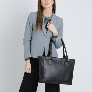 Explore Designer Totes and Shoulder Bags At Great Price