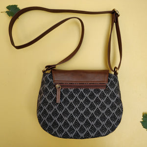 The Curvy Sling Bag - Gray Azul